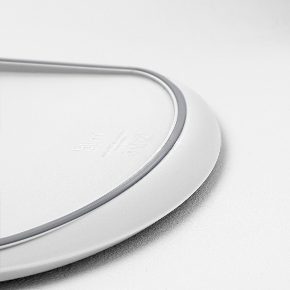 Blim+ Skateboard Chopping Board Medium in white, close-up of the grey silicone edge