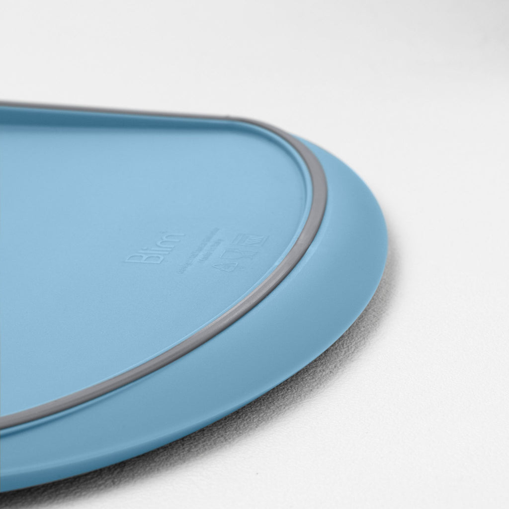 Blim+ Skateboard Chopping Board Medium in blue, close-up of the grey silicone edge