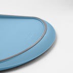 Blim+ Skateboard Chopping Board Medium in blue, close-up of the grey silicone edge