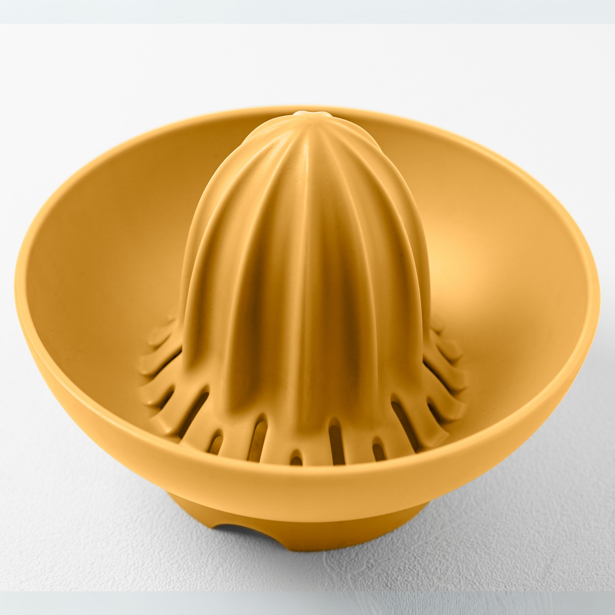 Blim+ UFO Juicer with QB Carafe in yellow, juicer top seen from above