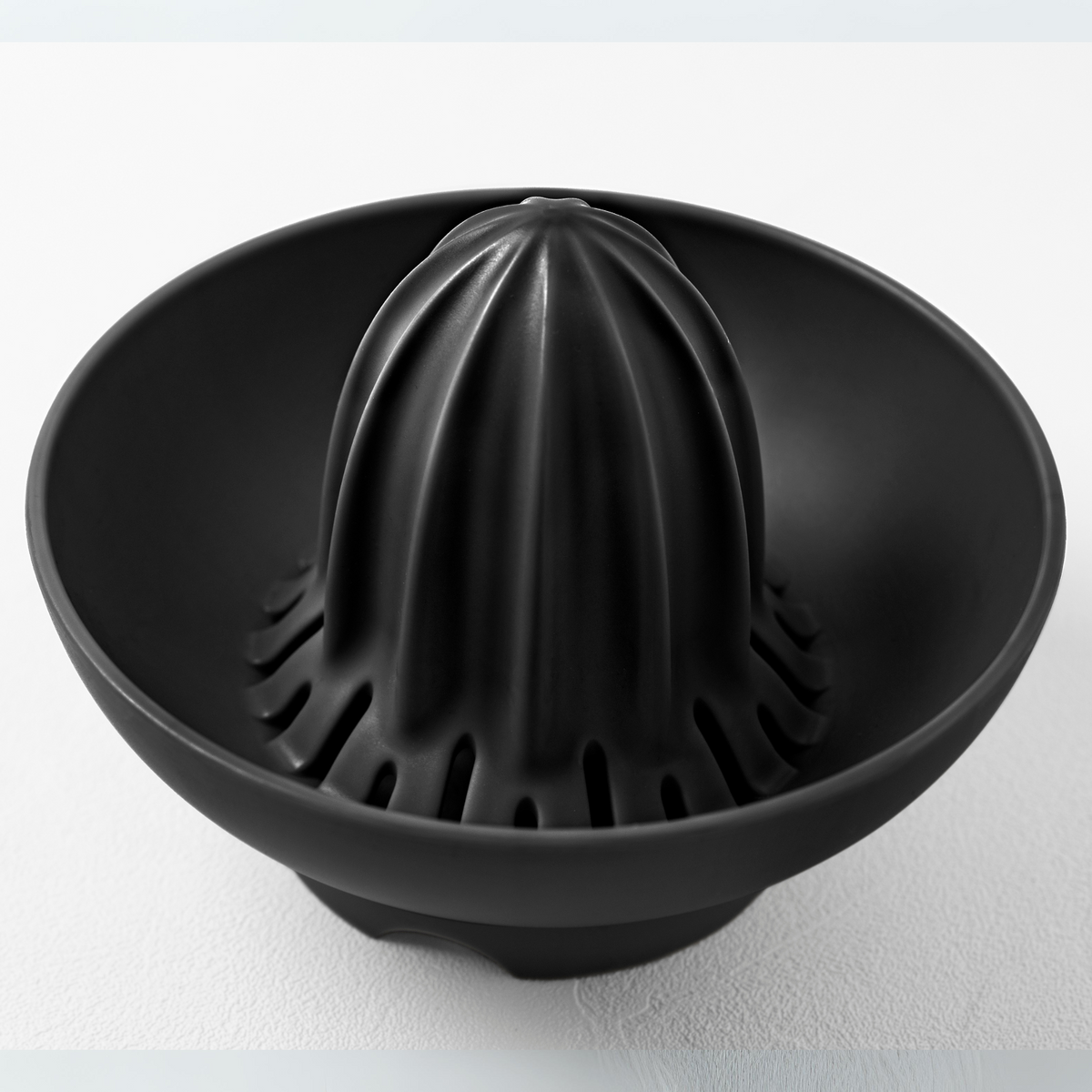 Blim+ UFO Juicer with QB Carafe in black, juicer top seen from above